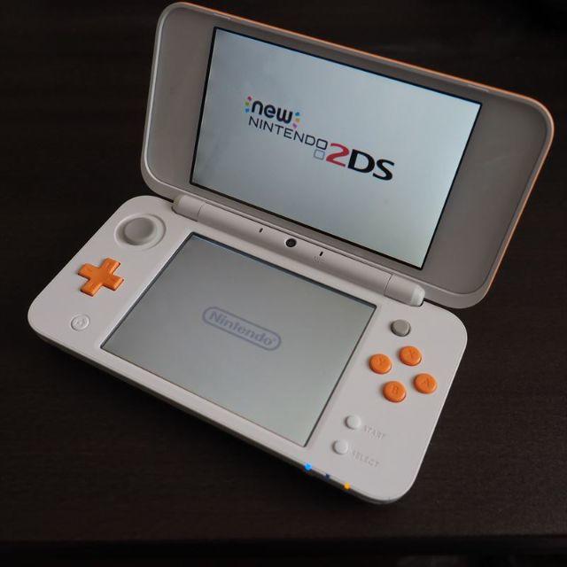 Newニンテンドー２DS LL 本体 ホワイト×オレンジゲームソフト/ゲーム機本体