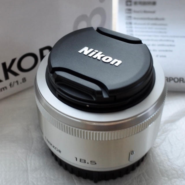Nikon(ニコン)のNikon 1 NIKKOR 18.5mm F1.8 シルバー  未使用　極美品 スマホ/家電/カメラのカメラ(レンズ(単焦点))の商品写真