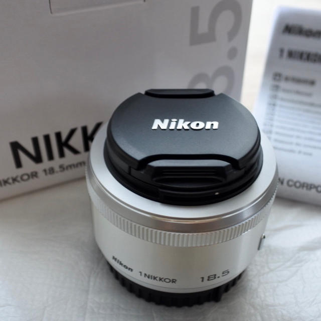 Nikon(ニコン)のNikon 1 NIKKOR 18.5mm F1.8 シルバー  未使用　極美品 スマホ/家電/カメラのカメラ(レンズ(単焦点))の商品写真