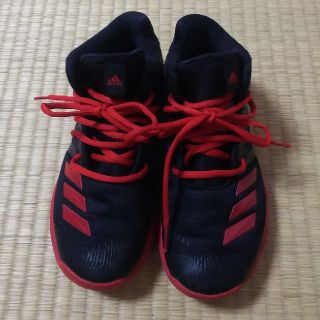 アディダス(adidas)のadidas バスケットシューズ 黒×赤 22cm(バスケットボール)