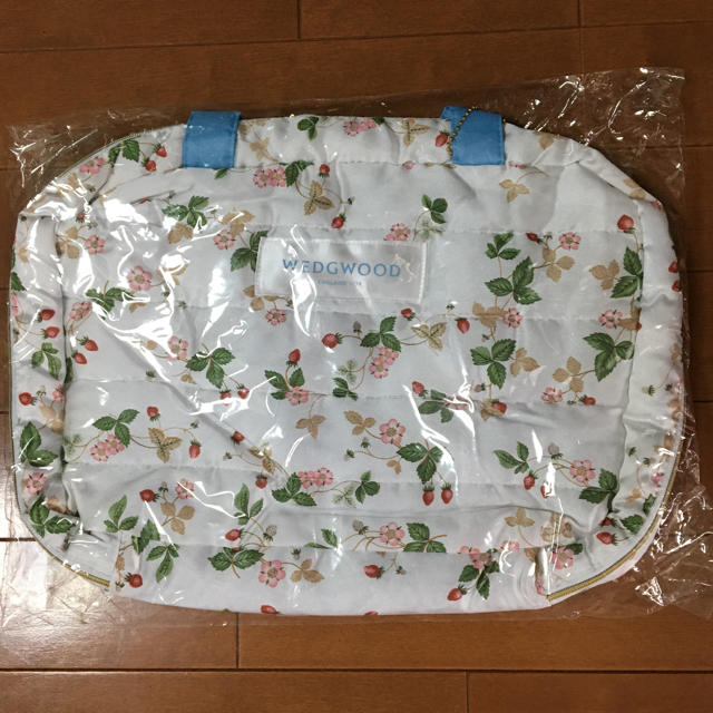 WEDGWOOD(ウェッジウッド)のリボン様専用（新品）ウェッジウッド  キルティングバッグ＋巾着袋 レディースのファッション小物(ポーチ)の商品写真