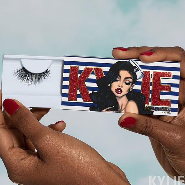 Kylie Cosmetics(カイリーコスメティックス)のKylie2020 新作 SAILOR つけまつげ　サマーコレクション コスメ/美容のベースメイク/化粧品(つけまつげ)の商品写真