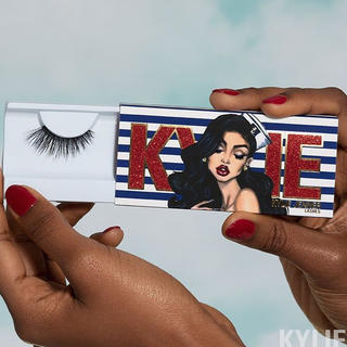カイリーコスメティックス(Kylie Cosmetics)のKylie2020 新作 SAILOR つけまつげ　サマーコレクション(つけまつげ)