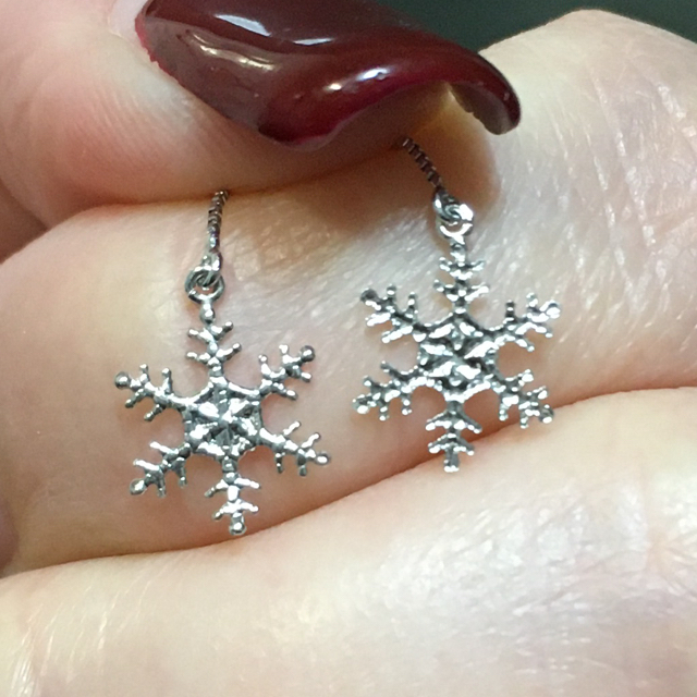 JEWELRY TSUTSUMI(ジュエリーツツミ)の14K WG 雪の結晶　ロングピアス　これからの季節に レディースのアクセサリー(ピアス)の商品写真