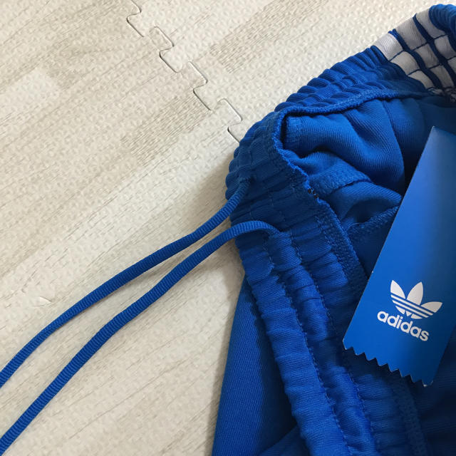 adidas(アディダス)の新品　アディダス オリジナルス ブルージャージパンツ Sサイズ メンズのパンツ(その他)の商品写真