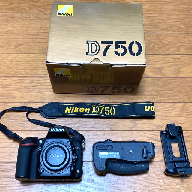 【@様専用】ニコン D750 ボディ　バッテリーグリップ付きのサムネイル