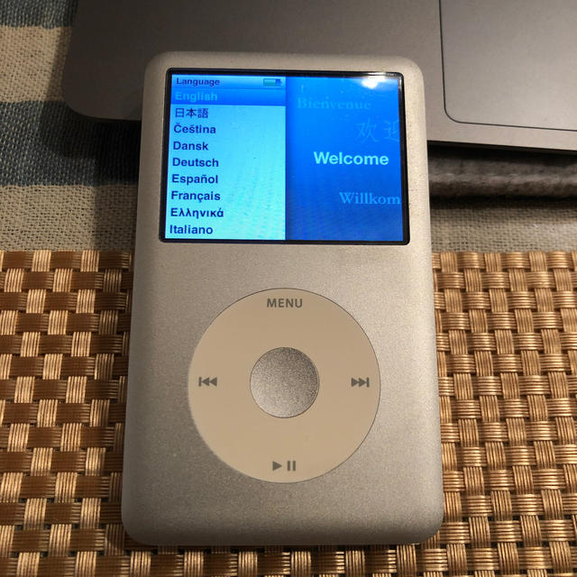 Apple(アップル)のiPod classic 160GB(シルバー)ケース付き スマホ/家電/カメラのオーディオ機器(ポータブルプレーヤー)の商品写真