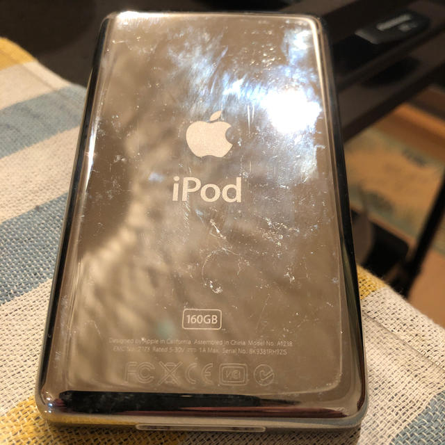 Apple(アップル)のiPod classic 160GB(シルバー)ケース付き スマホ/家電/カメラのオーディオ機器(ポータブルプレーヤー)の商品写真