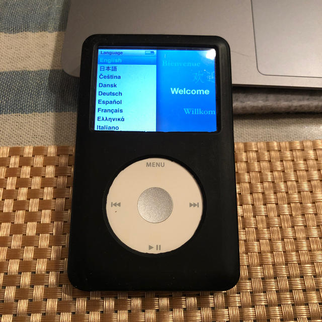 Apple(アップル)のiPod classic 160GB(シルバー)ケース付き スマホ/家電/カメラのオーディオ機器(ポータブルプレーヤー)の商品写真