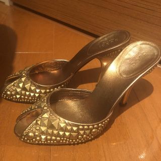 Gucci - セール❣️グッチゴールドスタッズ❣️ミュールサンダルの通販