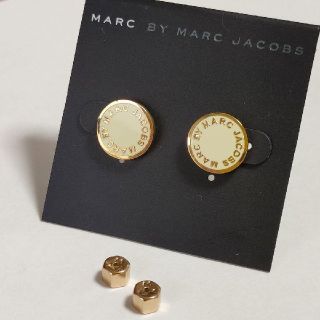 マークジェイコブス(MARC JACOBS)のマークジェイコブスロゴピアス　ホワイトｘゴールド(ピアス)