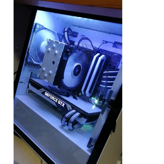 ゲーミングパソコン Ryzen7 3700X GTX980 塗装 白黒 改造品の ゲーミングパソコン Ryzen7 3700X GTX980 塗装 白黒 改造品の