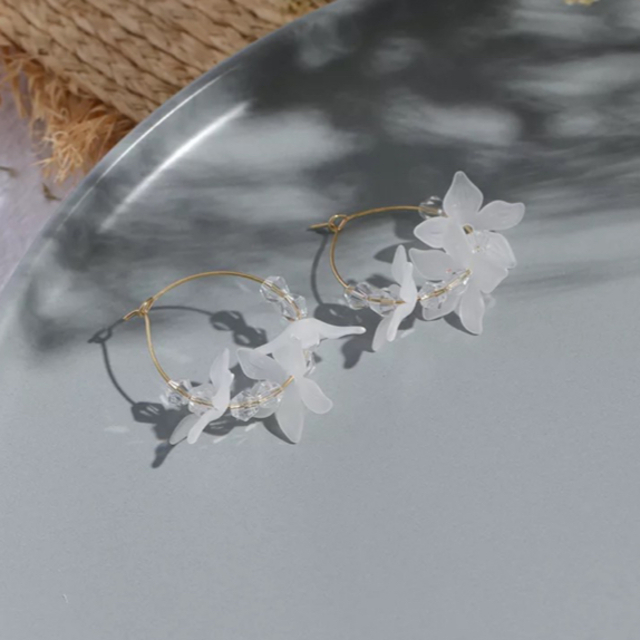 AHKAH(アーカー)の新品 揺れる花びらのフープピアス レディースのアクセサリー(ピアス)の商品写真