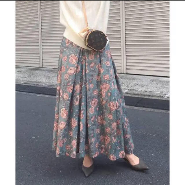 AMERI CHARLOTTE FLARE SKIRT  花柄