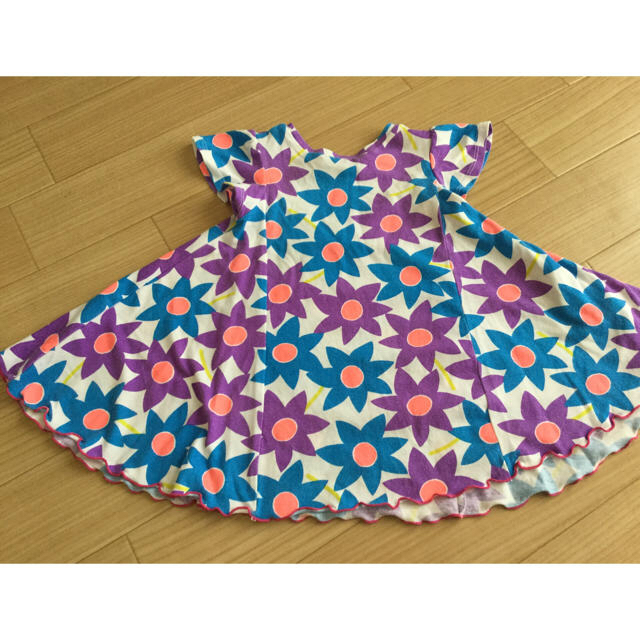 丸高衣料 紫花柄ワンピース キッズ/ベビー/マタニティのキッズ服女の子用(90cm~)(ワンピース)の商品写真