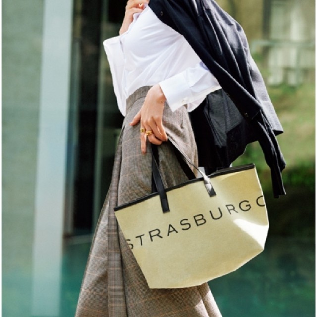 STRASBURGO × eclat オータムベージュのBIGロゴトート レディースのバッグ(トートバッグ)の商品写真