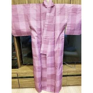 エビフライ075様専用【未使用】上質！紫の市松模様が可愛い大島紬（しつけ糸アリ）(着物)