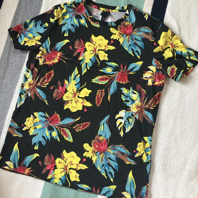 H&M(エイチアンドエム)のH&M 派手柄Tシャツ　Mサイズ メンズのトップス(Tシャツ/カットソー(半袖/袖なし))の商品写真