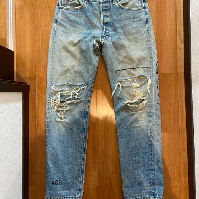 LEVIS ダメージデニム