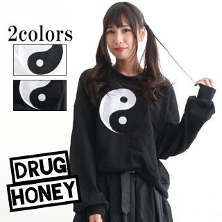 ファンキーフルーツ(FUNKY FRUIT)のDrug honey【ユニセックス】勾玉刺繍トレーナー／黒(スウェット)