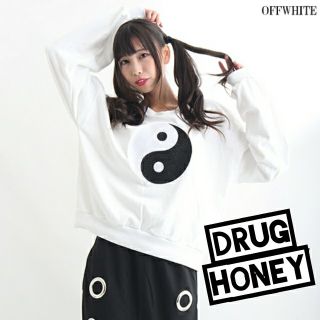 ファンキーフルーツ(FUNKY FRUIT)のDrug honey【ユニセックス】勾玉刺繍トレーナー／白(スウェット)