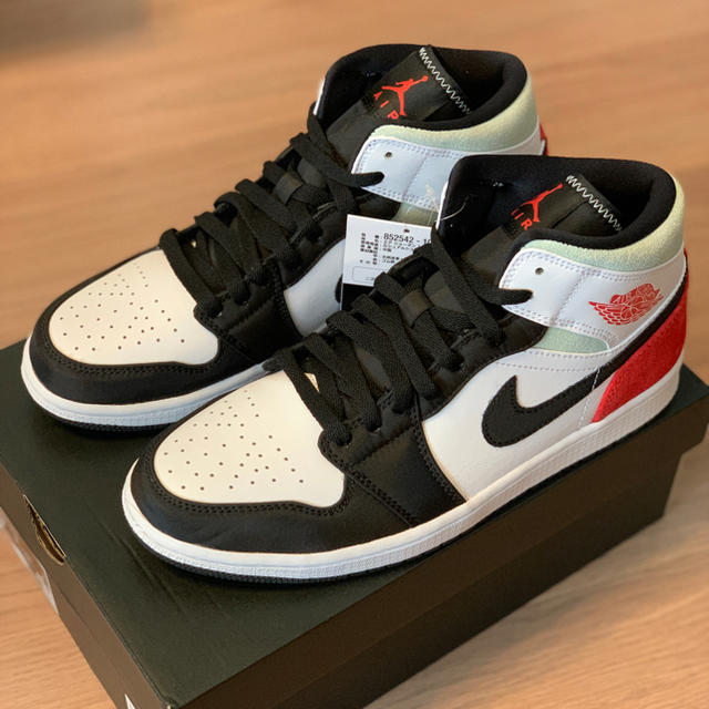 NIKE(ナイキ)のNIKE AIR JORDAN 1 MID SE メンズの靴/シューズ(スニーカー)の商品写真