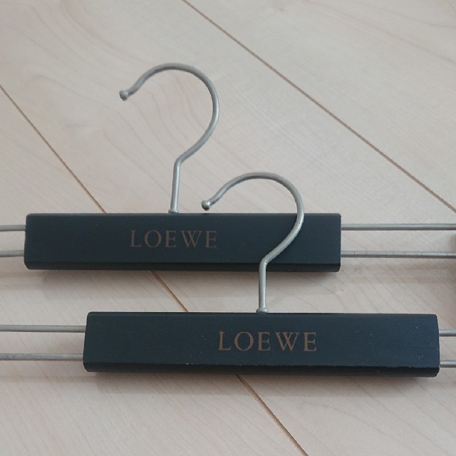 LOEWE(ロエベ)のロエベハンガー3本もふもふ様専用 インテリア/住まい/日用品の収納家具(押し入れ収納/ハンガー)の商品写真