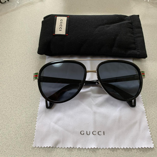 Gucci(グッチ)の【新品】グッチサングラス　シェリーラインブラック レディースのファッション小物(サングラス/メガネ)の商品写真