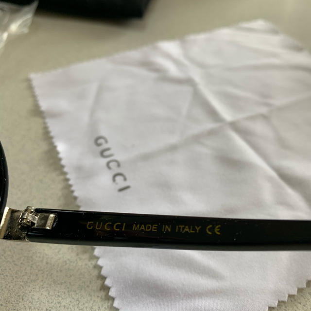 Gucci(グッチ)の【新品】グッチサングラス　シェリーラインブラック レディースのファッション小物(サングラス/メガネ)の商品写真