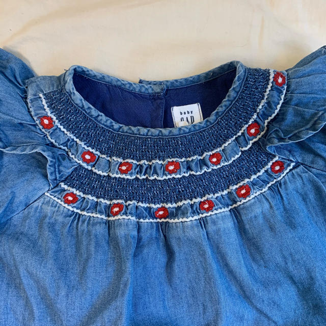 babyGAP(ベビーギャップ)のベビー刺繍デニムワンピース キッズ/ベビー/マタニティのキッズ服女の子用(90cm~)(ワンピース)の商品写真