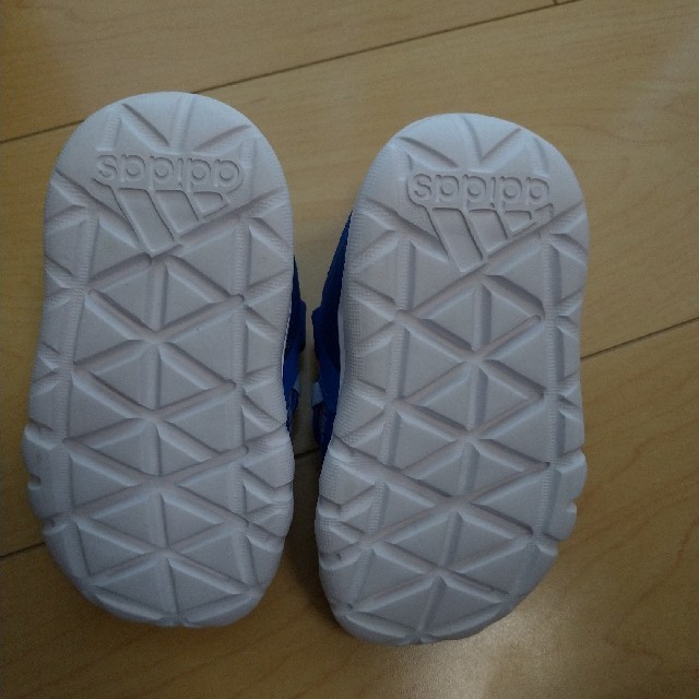 adidas(アディダス)の値下げ　新品未使用品　アディダス　キッズシューズ　12cm キッズ/ベビー/マタニティのベビー靴/シューズ(~14cm)(スニーカー)の商品写真