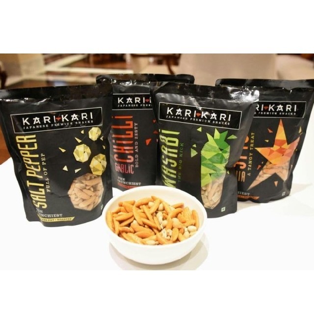 亀田製菓(カメダセイカ)のKari Kari Chilli Garlic味【柿の種インド】 食品/飲料/酒の食品(菓子/デザート)の商品写真