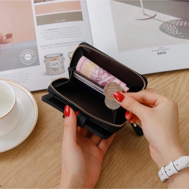 ノーブランド❗ 大人気　レディース折財布　送料無料 GDマーク レディースのファッション小物(財布)の商品写真