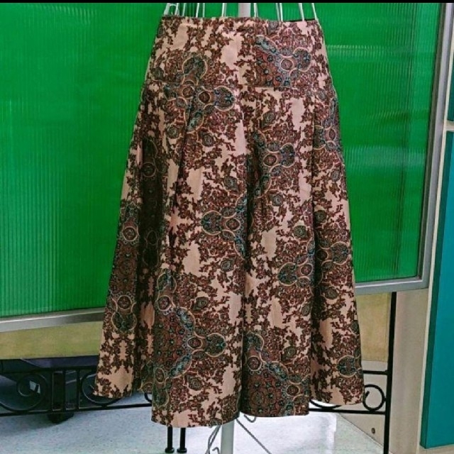 ベルメゾン(ベルメゾン)の最終価格 [美品] 千趣会 ベルメゾン 不思議柄 エレガント スカート レディースのスカート(ひざ丈スカート)の商品写真