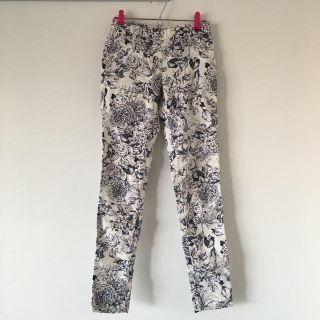 エイチアンドエム(H&M)の【H&M】花柄プリントパンツ(カジュアルパンツ)