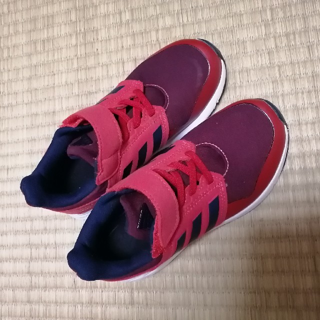 adidas(アディダス)のadidas　スニーカー　19cm キッズ/ベビー/マタニティのキッズ靴/シューズ(15cm~)(スニーカー)の商品写真