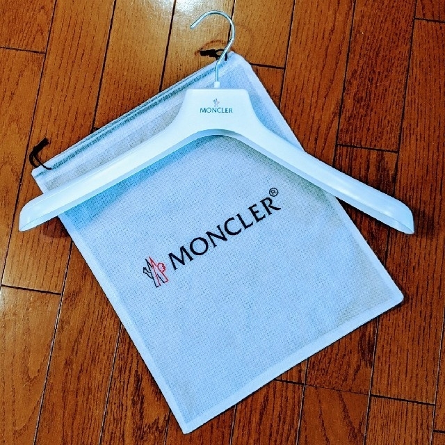 MONCLER(モンクレール)のMONCLERハンガー&保存袋💗さくら様専用 インテリア/住まい/日用品の収納家具(押し入れ収納/ハンガー)の商品写真