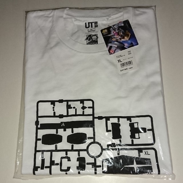 UNIQLO(ユニクロ)のガンプラ40周年アニバーサリー UT グラフィックＴシャツ〈ホワイト〉 ＸＬ エンタメ/ホビーのアニメグッズ(その他)の商品写真