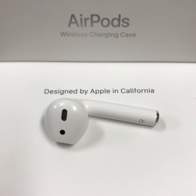 Apple(アップル)のApple  AirPods エアーポッズ第二世代右耳のみ　R片耳　国内正規品 スマホ/家電/カメラのオーディオ機器(ヘッドフォン/イヤフォン)の商品写真