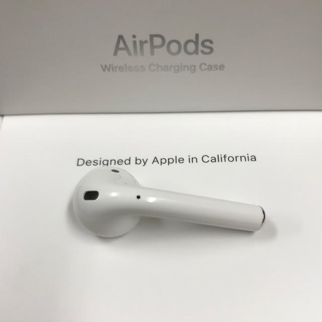 Apple(アップル)のApple  AirPods エアーポッズ第二世代右耳のみ　R片耳　国内正規品 スマホ/家電/カメラのオーディオ機器(ヘッドフォン/イヤフォン)の商品写真