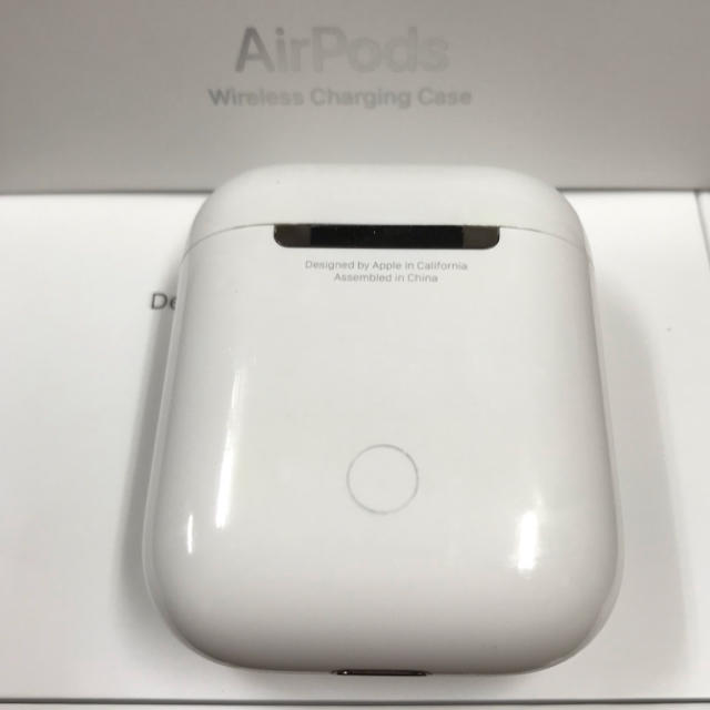 Apple(アップル)のApple  AirPods エアーポッズ　第一世代　充電ケース　国内正規品 スマホ/家電/カメラのオーディオ機器(ヘッドフォン/イヤフォン)の商品写真