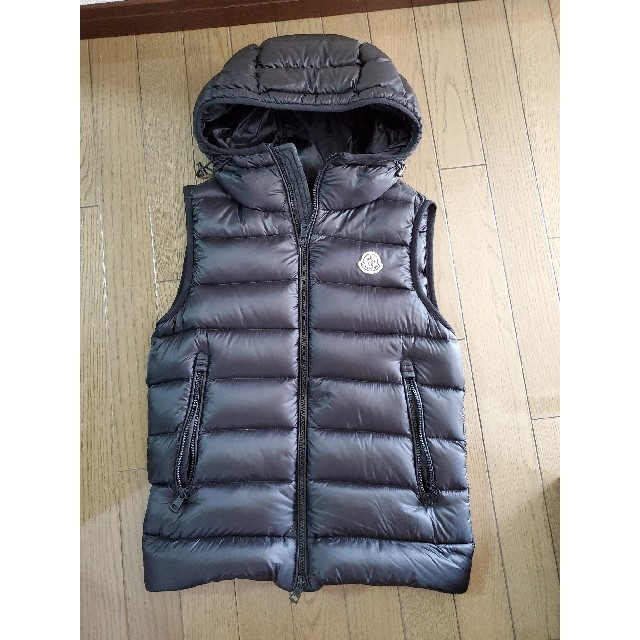 MONCLER(モンクレール)のMONCLERモンクレール　フード付きダウンベスト　黒　美品 メンズのジャケット/アウター(ダウンベスト)の商品写真