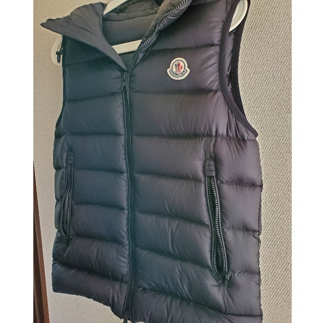 MONCLER(モンクレール)のMONCLERモンクレール　フード付きダウンベスト　黒　美品 メンズのジャケット/アウター(ダウンベスト)の商品写真