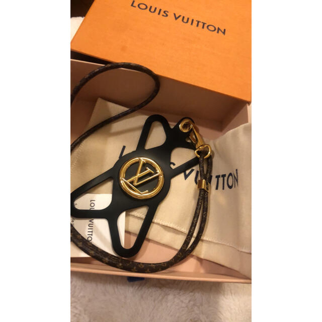 LOUIS VUITTON(ルイヴィトン)のルイヴィトン🎀フォンホルダー ブラック スマホ/家電/カメラのスマホアクセサリー(iPhoneケース)の商品写真