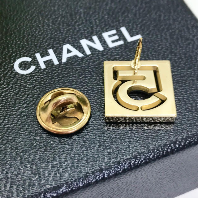 CHANEL(シャネル)の【レア/早い者勝ち】CHANEL シャネル ピンバッジ ブローチ 香水No.5 レディースのアクセサリー(ブローチ/コサージュ)の商品写真