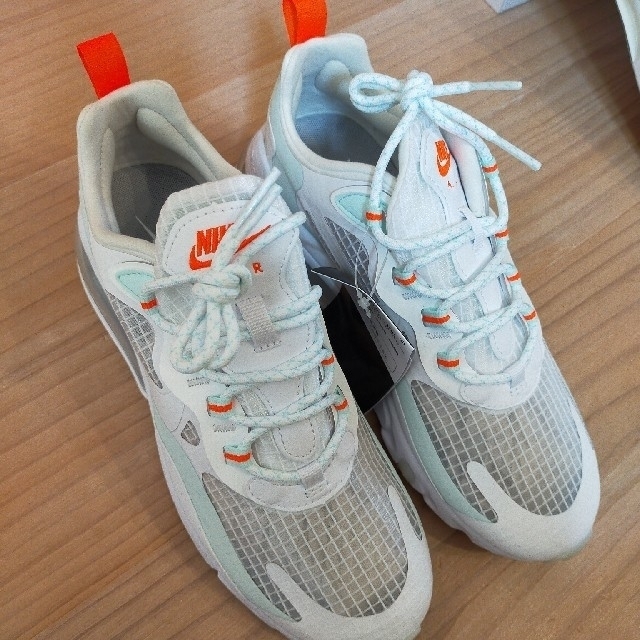 nike airmax270 react 24センチ　新品未使用タグ付き レディースの靴/シューズ(スニーカー)の商品写真