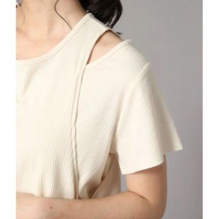 ローリーズファーム(LOWRYS FARM)のリブカサネスリットTEE 白　ホワイト(カットソー(半袖/袖なし))