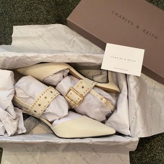 チャールズアンドキース(Charles and Keith)の【Charles&Keith】新品スタッズスリングバックヒール 37(ハイヒール/パンプス)