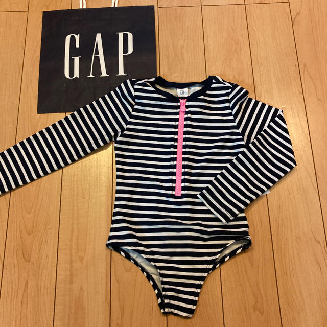 babyGAP(ベビーギャップ)のラスト1！新品★ 100cm gap 水着　ラッシュガード　オールインワン キッズ/ベビー/マタニティのキッズ服女の子用(90cm~)(水着)の商品写真