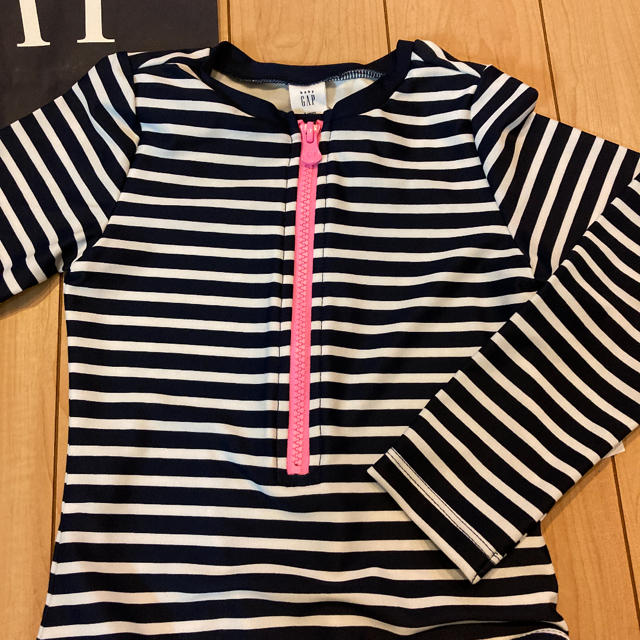 babyGAP(ベビーギャップ)のラスト1！新品★ 100cm gap 水着　ラッシュガード　オールインワン キッズ/ベビー/マタニティのキッズ服女の子用(90cm~)(水着)の商品写真